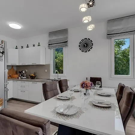 Apricus Apartment